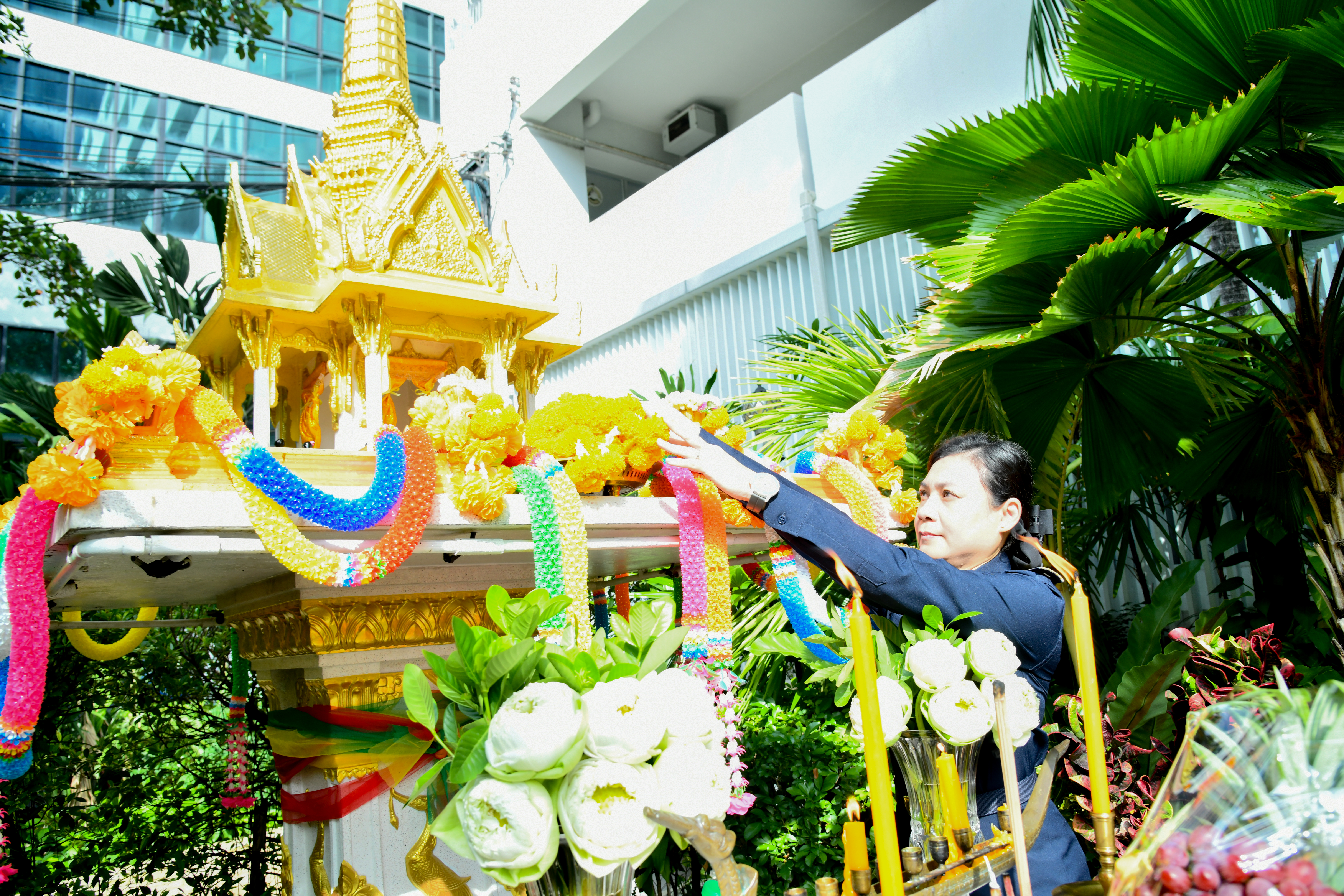 นางสาวสิริฉัตร ภู่ภักดี รองอธิบดีกรมธนารักษ์ เข้าสักการะสิ่งศักดิ์สิทธิ์ประจำกระทรวงการคลัง และสิ่งศักดิ์สิทธิ์ประจำกรมธนารักษ์ เนื่องในโอกาสเข้ารับตำแหน่งรองอธิบดีกรมธนารักษ์