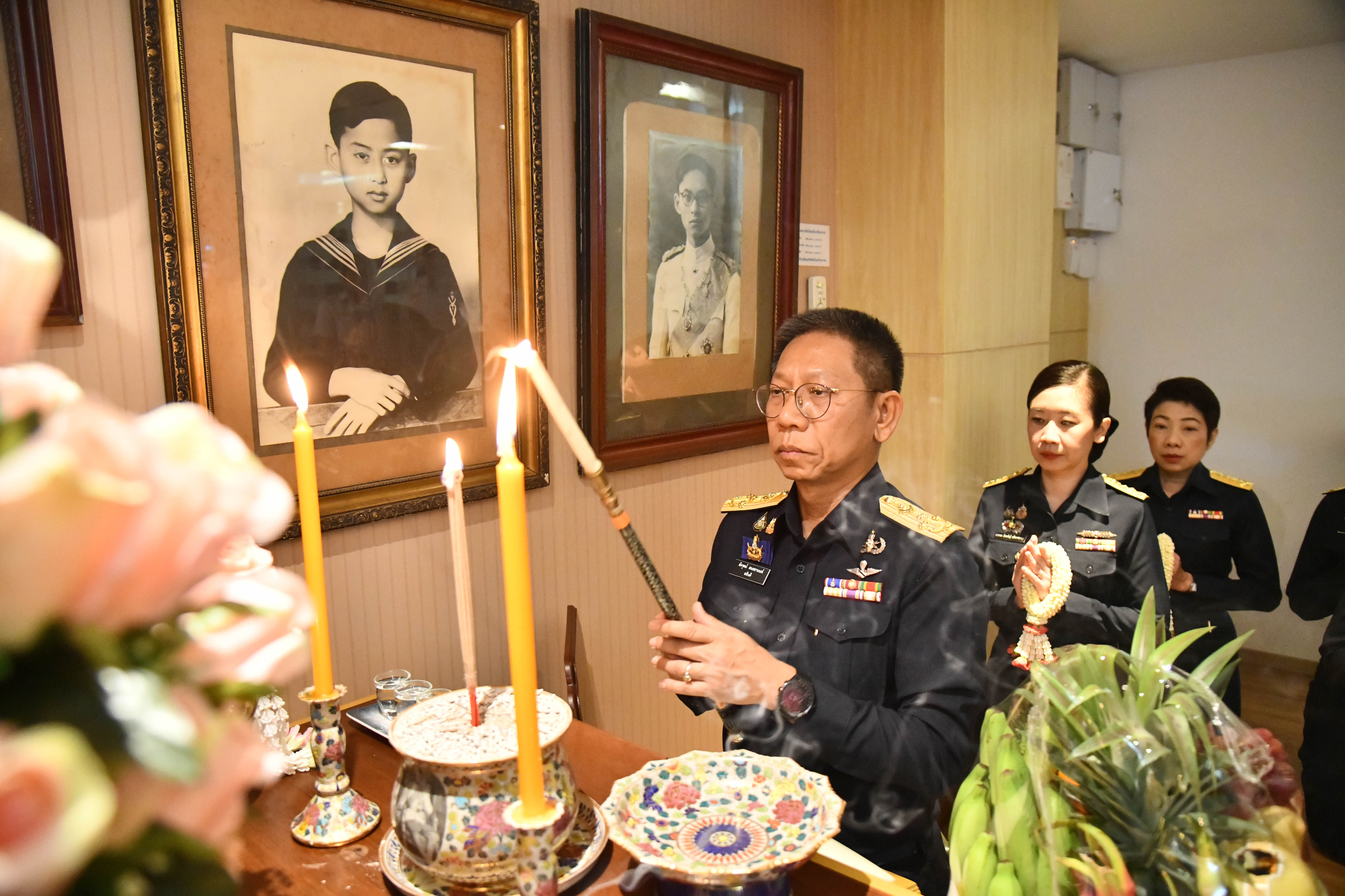 อธิบดีกรมธนารักษ์ พร้อมผู้บริหารกรมธนารักษ์ สักการะสิ่งศักดิ์สิทธิ์ประจำกรมธนารักษ์ เนื่องในโอกาสวันคล้ายวันสถาปนากรมธนารักษ์ ครบ 93 ปี