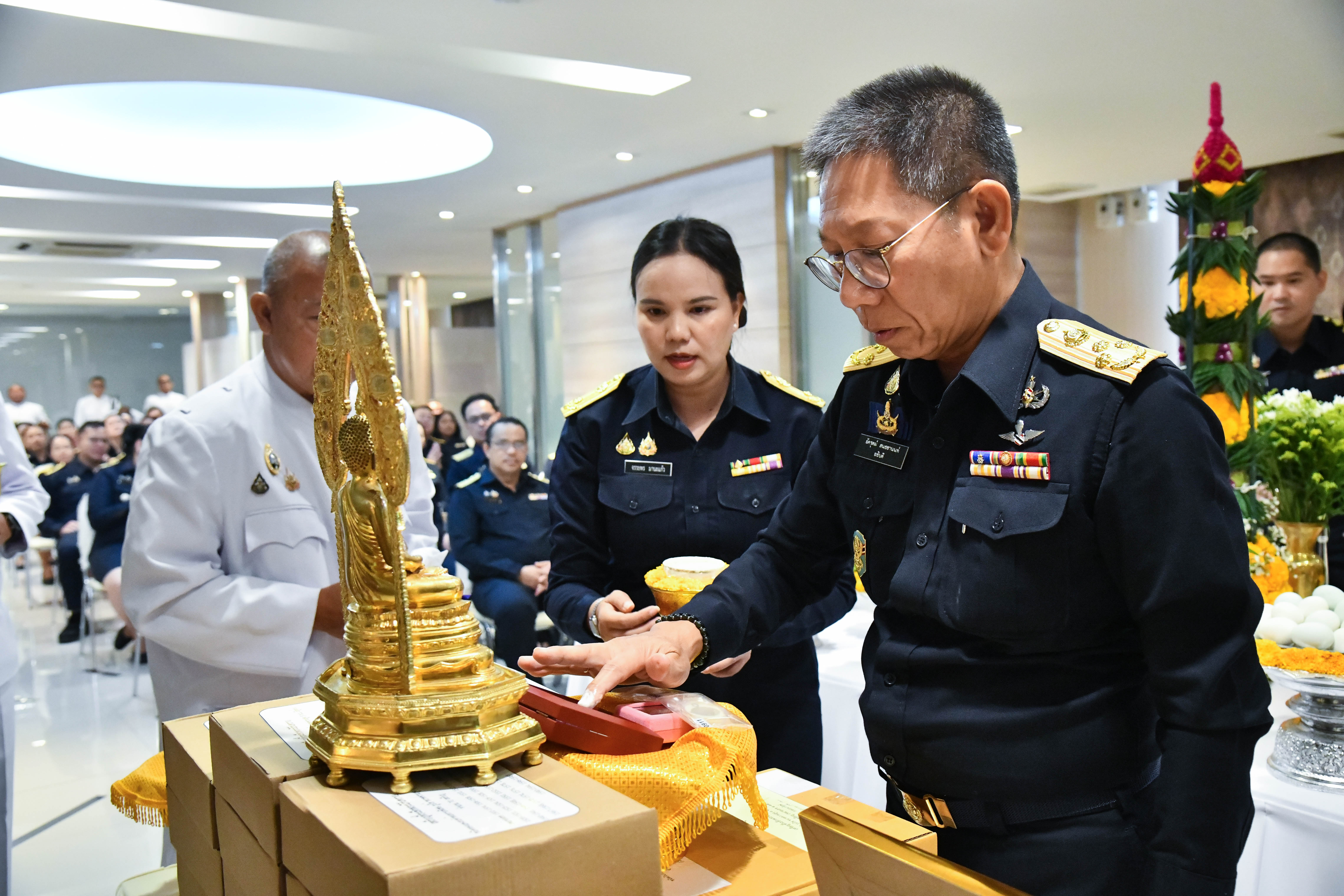 อธิบดีกรมธนารักษ์ พร้อมผู้บริหารกรมธนารักษ์ สักการะสิ่งศักดิ์สิทธิ์ประจำกรมธนารักษ์ เนื่องในโอกาสวันคล้ายวันสถาปนากรมธนารักษ์ ครบ 93 ปี