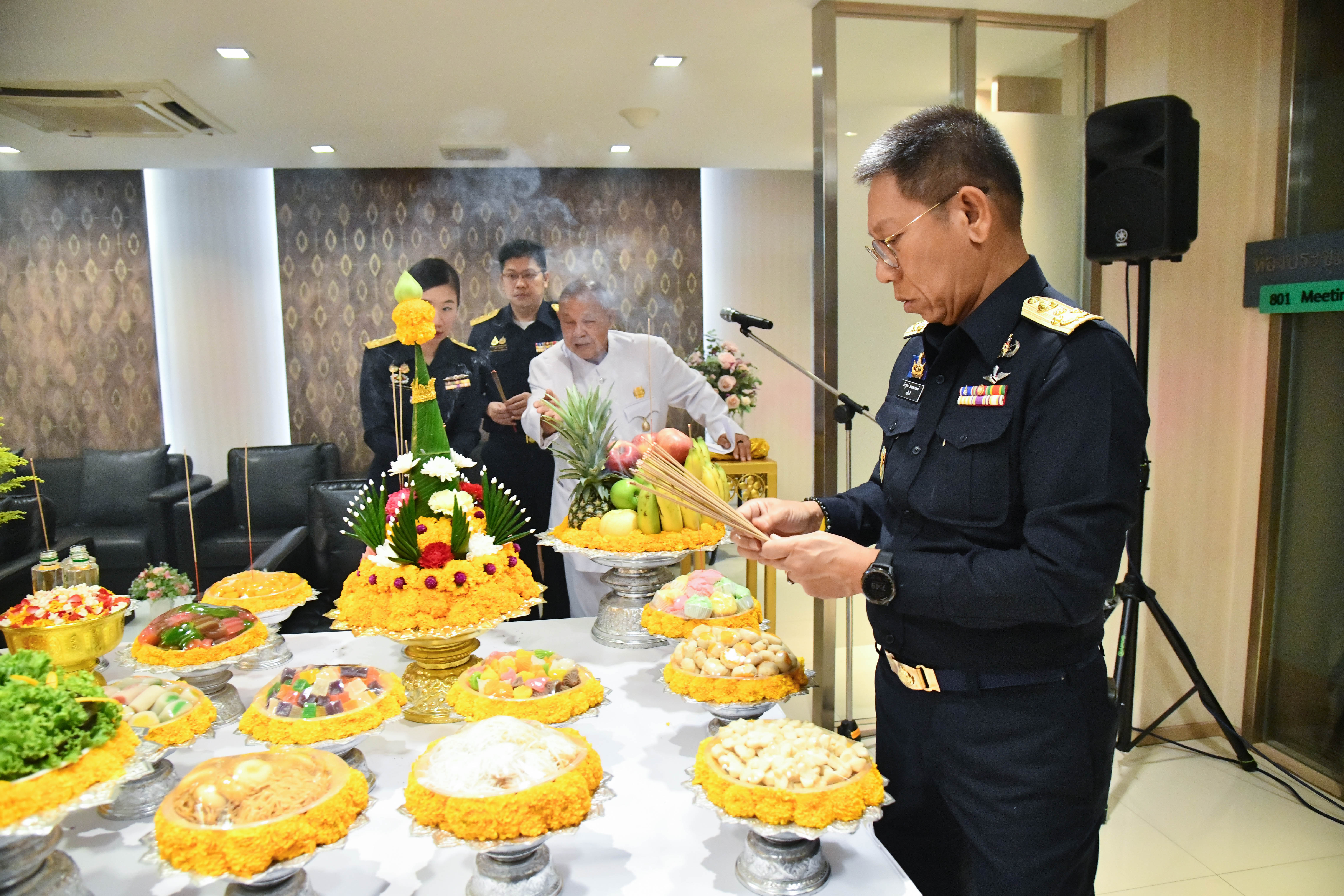 อธิบดีกรมธนารักษ์ พร้อมผู้บริหารกรมธนารักษ์ สักการะสิ่งศักดิ์สิทธิ์ประจำกรมธนารักษ์ เนื่องในโอกาสวันคล้ายวันสถาปนากรมธนารักษ์ ครบ 93 ปี