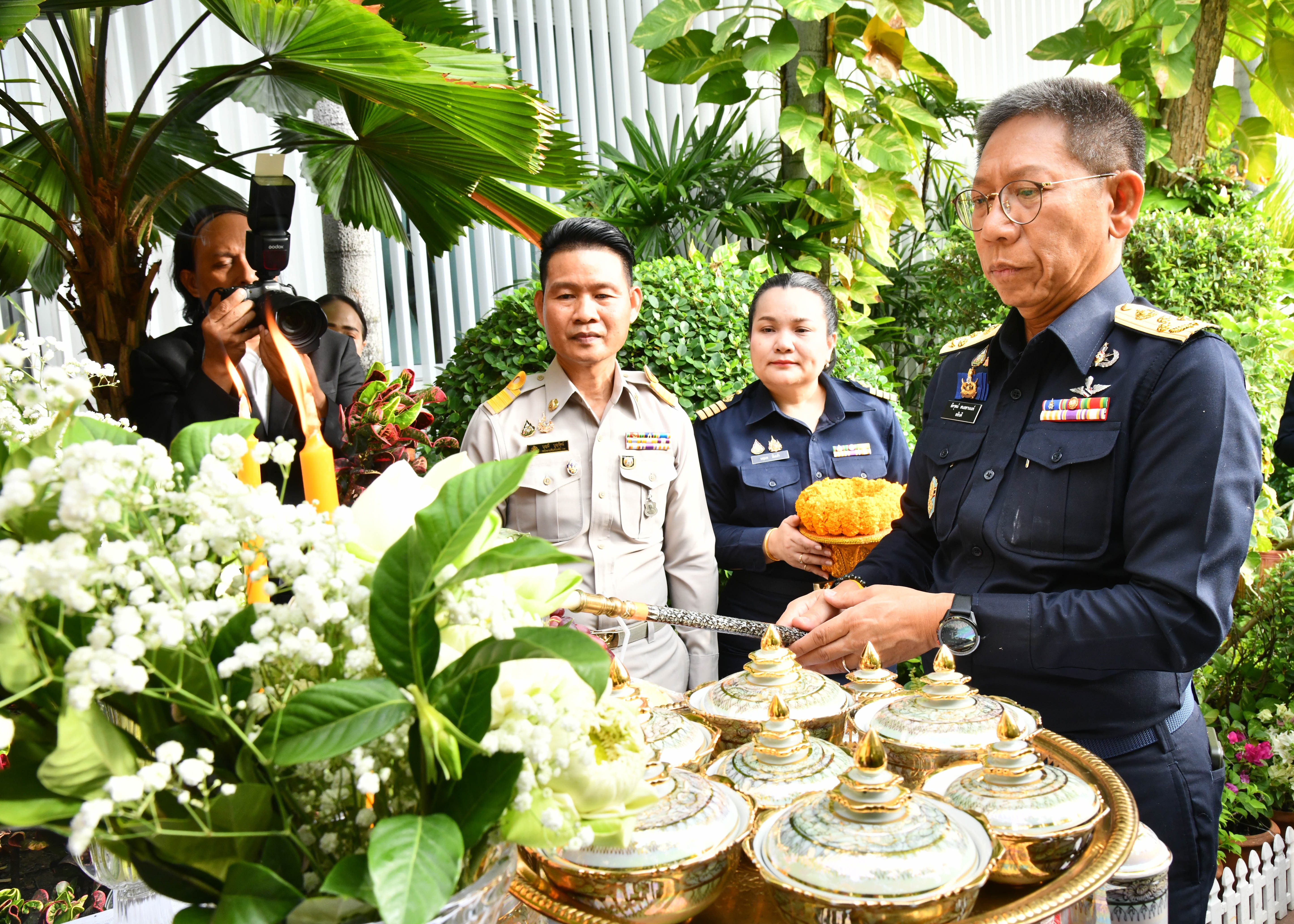 อธิบดีกรมธนารักษ์ พร้อมผู้บริหารกรมธนารักษ์ สักการะสิ่งศักดิ์สิทธิ์ประจำกรมธนารักษ์ เนื่องในโอกาสวันคล้ายวันสถาปนากรมธนารักษ์ ครบ 93 ปี