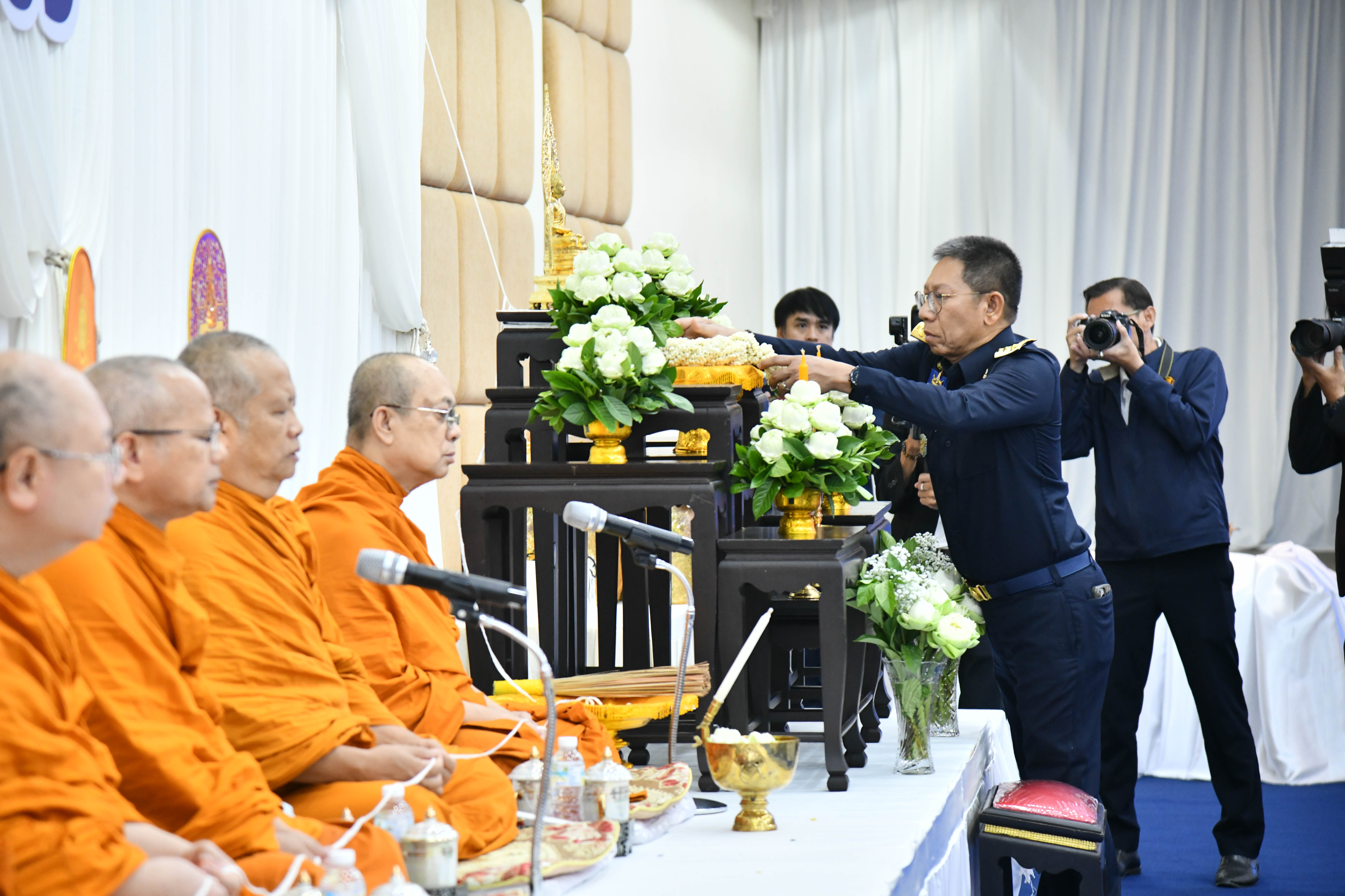 อธิบดีกรมธนารักษ์ พร้อมผู้บริหารกรมธนารักษ์ สักการะสิ่งศักดิ์สิทธิ์ประจำกรมธนารักษ์ เนื่องในโอกาสวันคล้ายวันสถาปนากรมธนารักษ์ ครบ 93 ปี