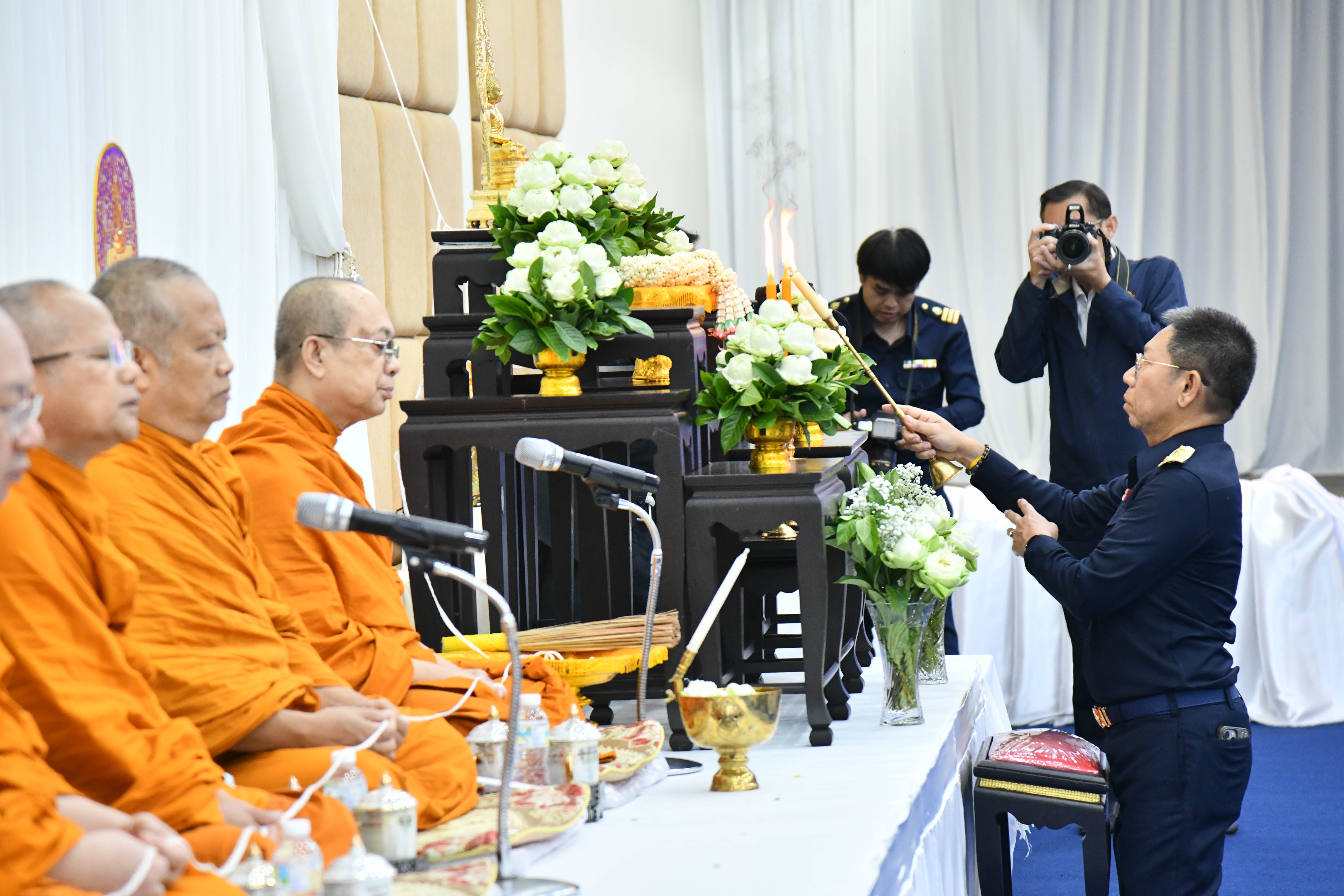 อธิบดีกรมธนารักษ์ พร้อมผู้บริหารกรมธนารักษ์ สักการะสิ่งศักดิ์สิทธิ์ประจำกรมธนารักษ์ เนื่องในโอกาสวันคล้ายวันสถาปนากรมธนารักษ์ ครบ 93 ปี