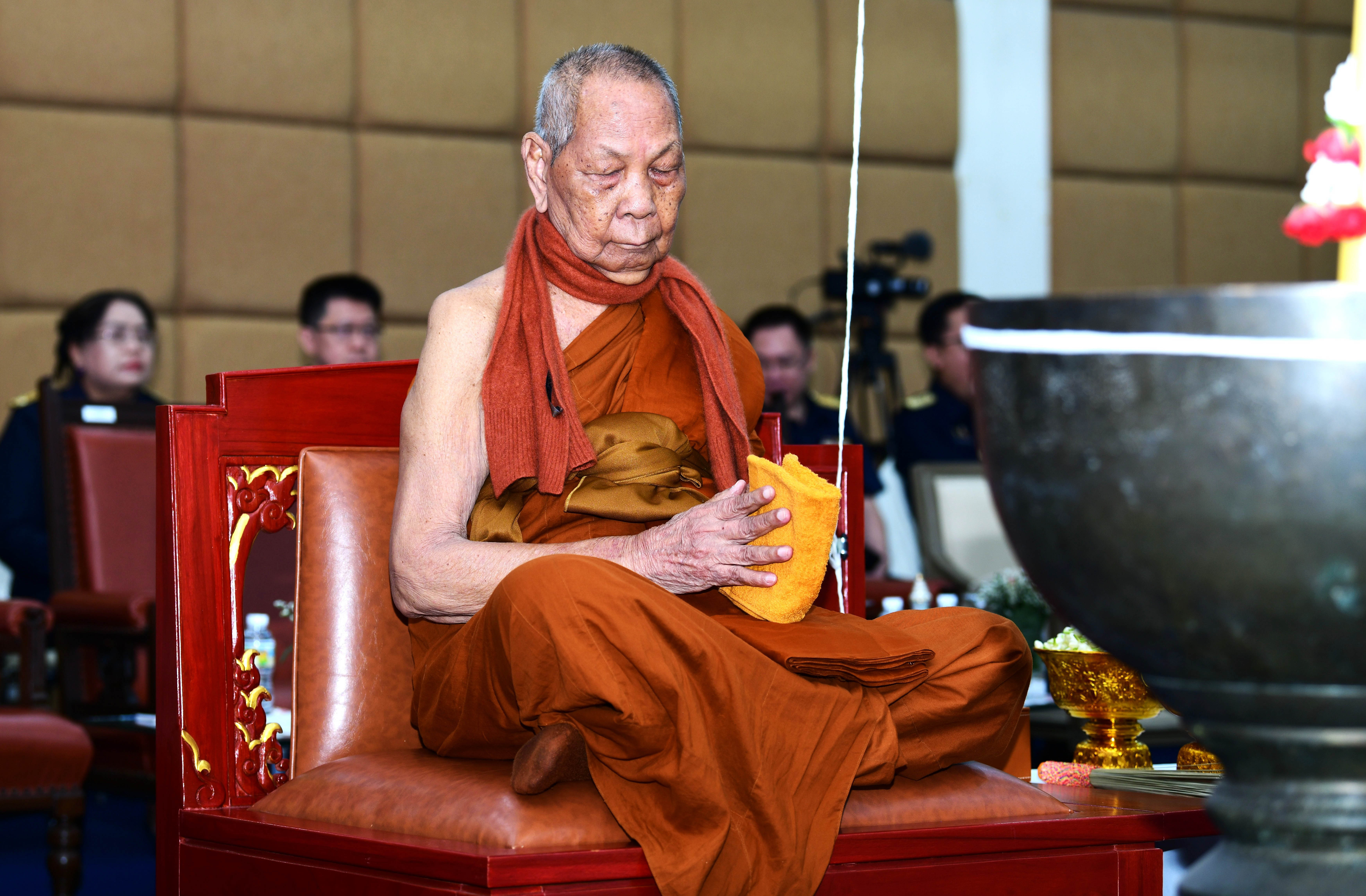 อธิบดีกรมธนารักษ์ พร้อมผู้บริหารกรมธนารักษ์ สักการะสิ่งศักดิ์สิทธิ์ประจำกรมธนารักษ์ เนื่องในโอกาสวันคล้ายวันสถาปนากรมธนารักษ์ ครบ 93 ปี