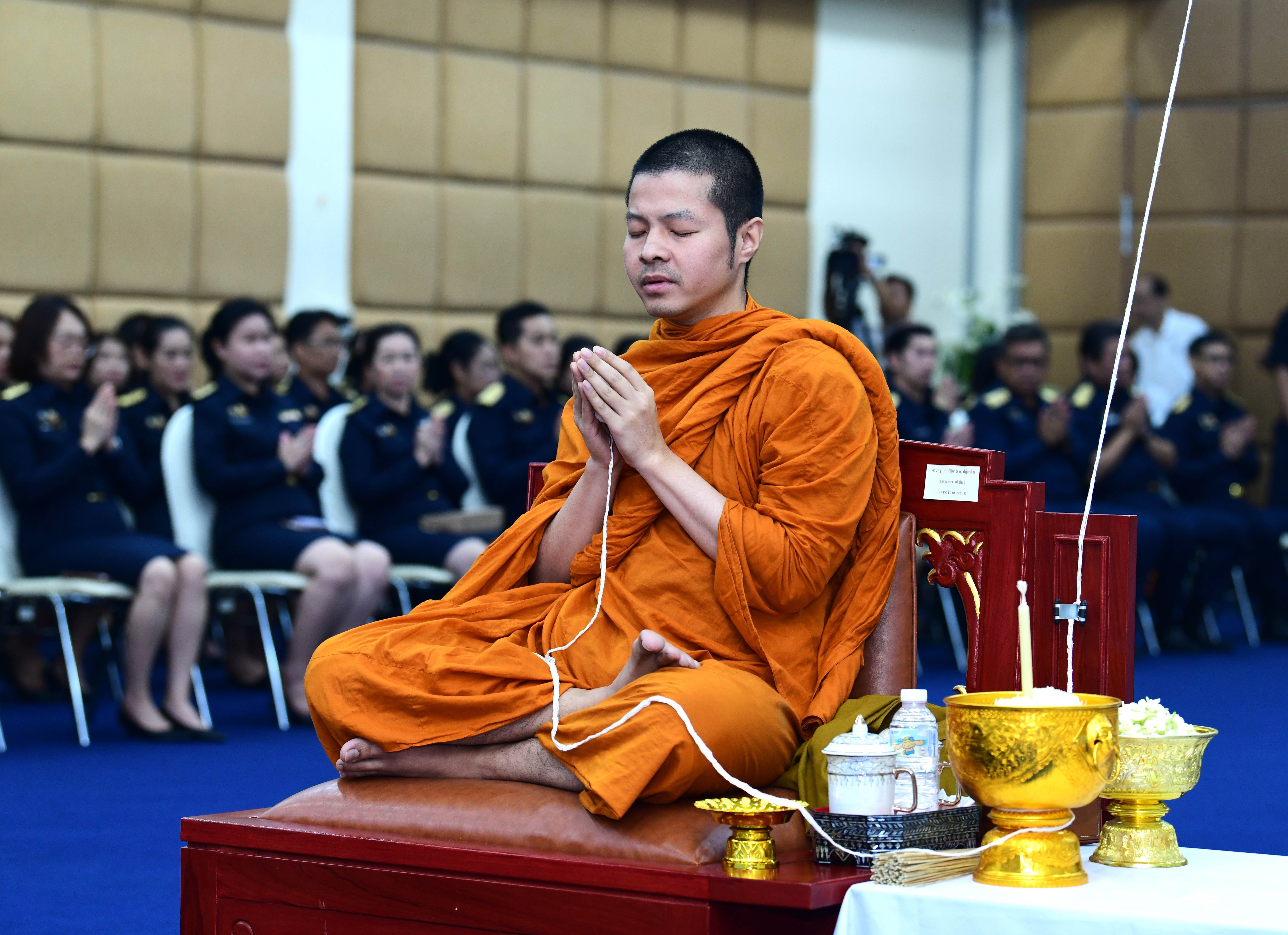 อธิบดีกรมธนารักษ์ พร้อมผู้บริหารกรมธนารักษ์ สักการะสิ่งศักดิ์สิทธิ์ประจำกรมธนารักษ์ เนื่องในโอกาสวันคล้ายวันสถาปนากรมธนารักษ์ ครบ 93 ปี