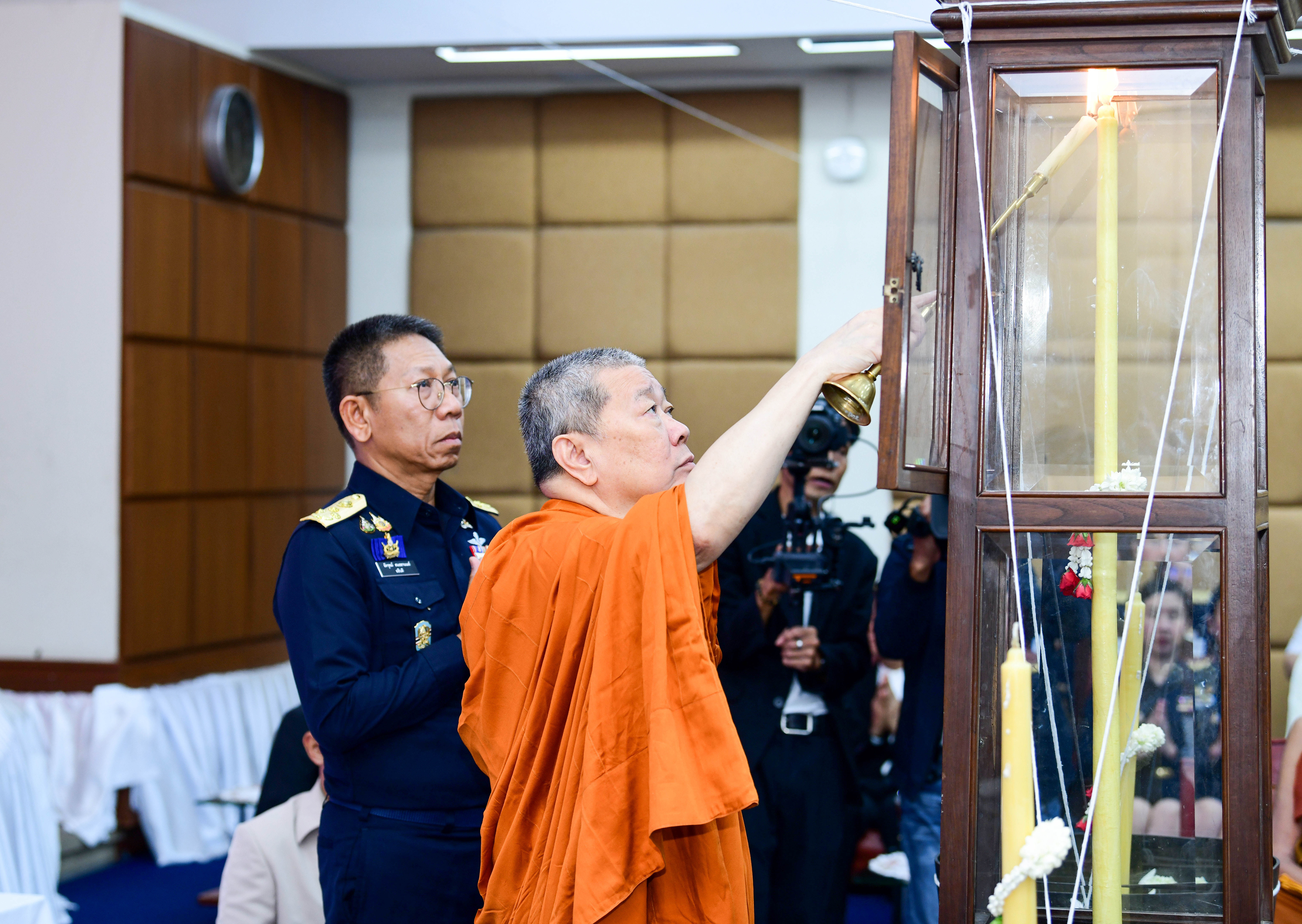 อธิบดีกรมธนารักษ์ พร้อมผู้บริหารกรมธนารักษ์ สักการะสิ่งศักดิ์สิทธิ์ประจำกรมธนารักษ์ เนื่องในโอกาสวันคล้ายวันสถาปนากรมธนารักษ์ ครบ 93 ปี