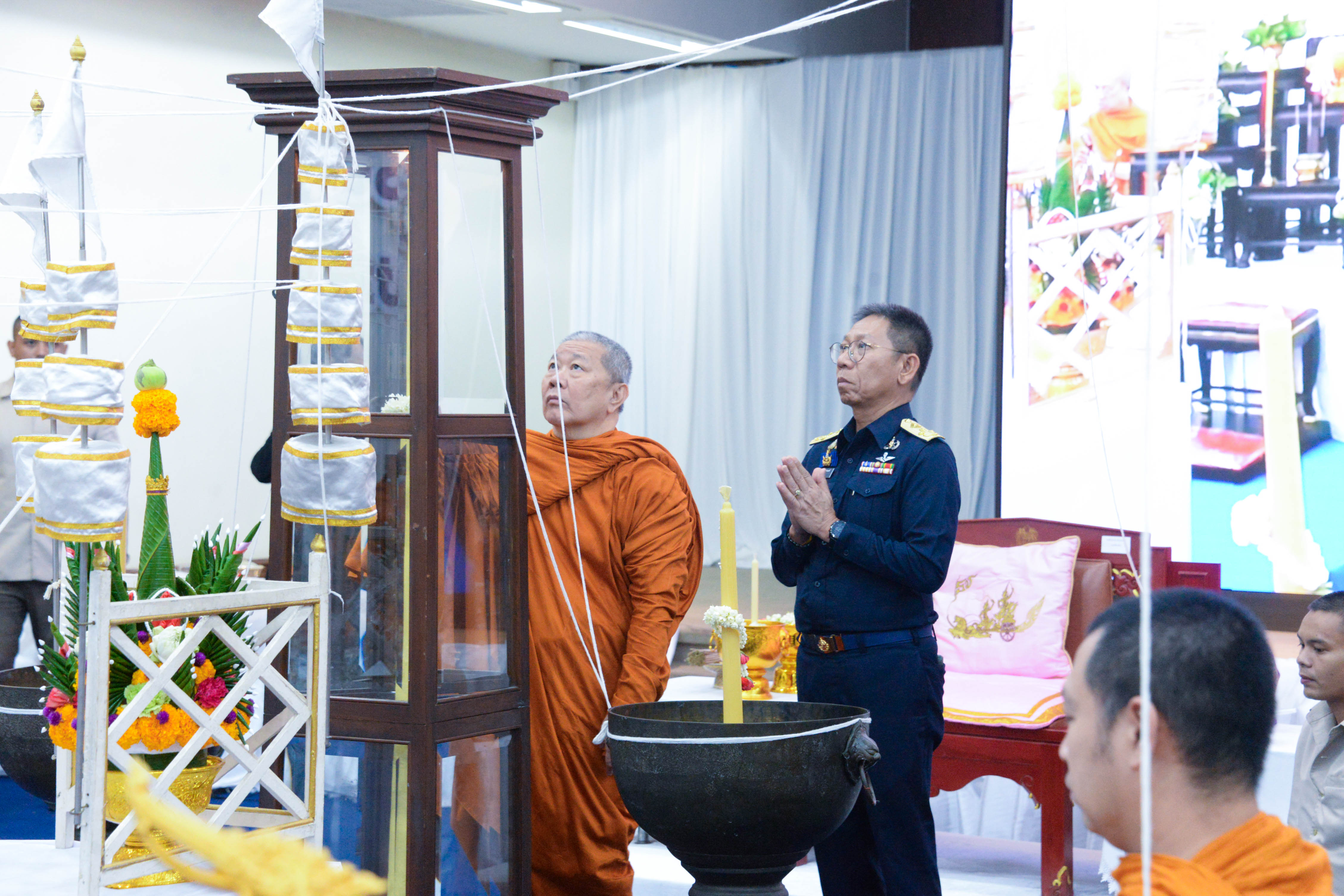 อธิบดีกรมธนารักษ์ พร้อมผู้บริหารกรมธนารักษ์ สักการะสิ่งศักดิ์สิทธิ์ประจำกรมธนารักษ์ เนื่องในโอกาสวันคล้ายวันสถาปนากรมธนารักษ์ ครบ 93 ปี