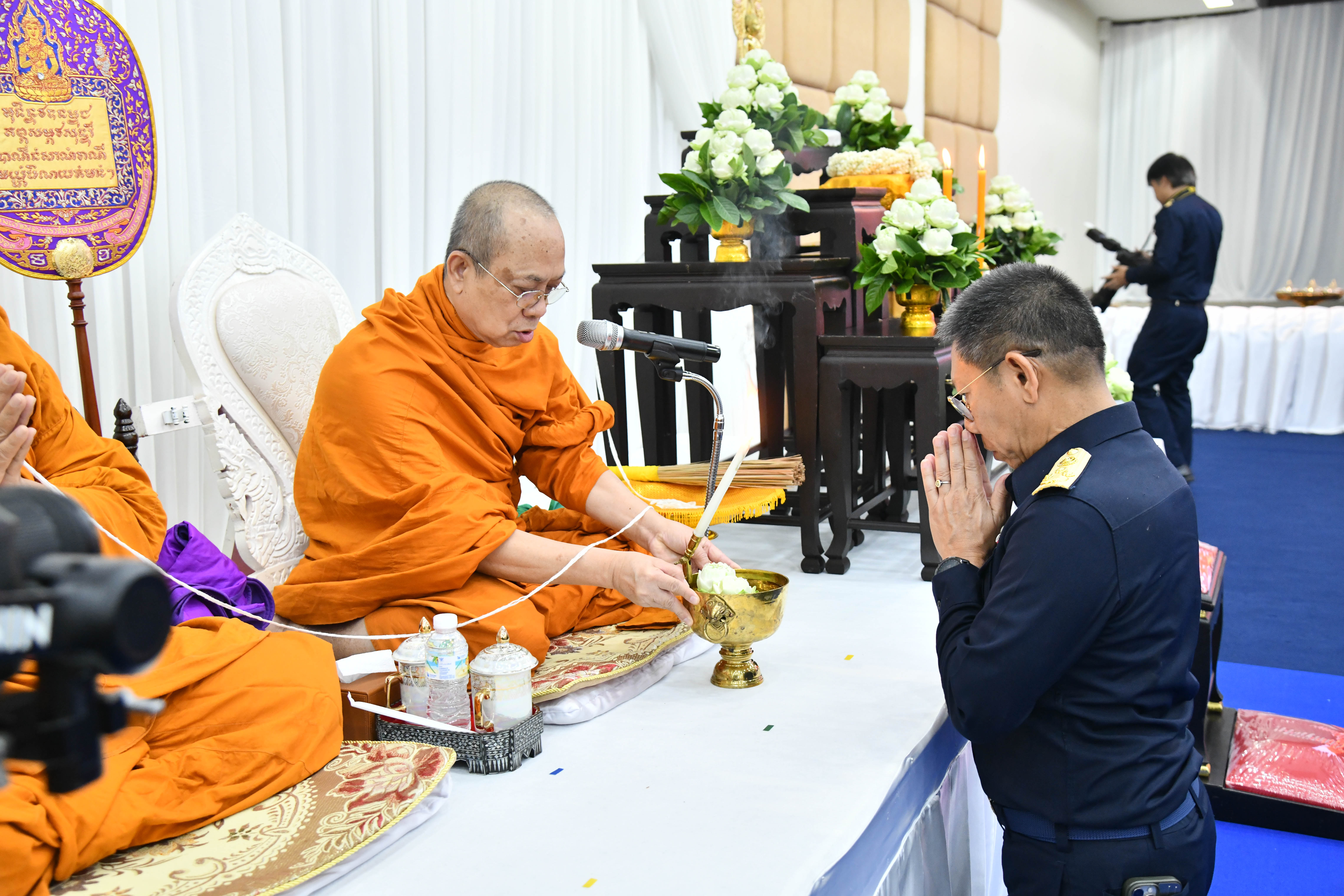อธิบดีกรมธนารักษ์ พร้อมผู้บริหารกรมธนารักษ์ สักการะสิ่งศักดิ์สิทธิ์ประจำกรมธนารักษ์ เนื่องในโอกาสวันคล้ายวันสถาปนากรมธนารักษ์ ครบ 93 ปี