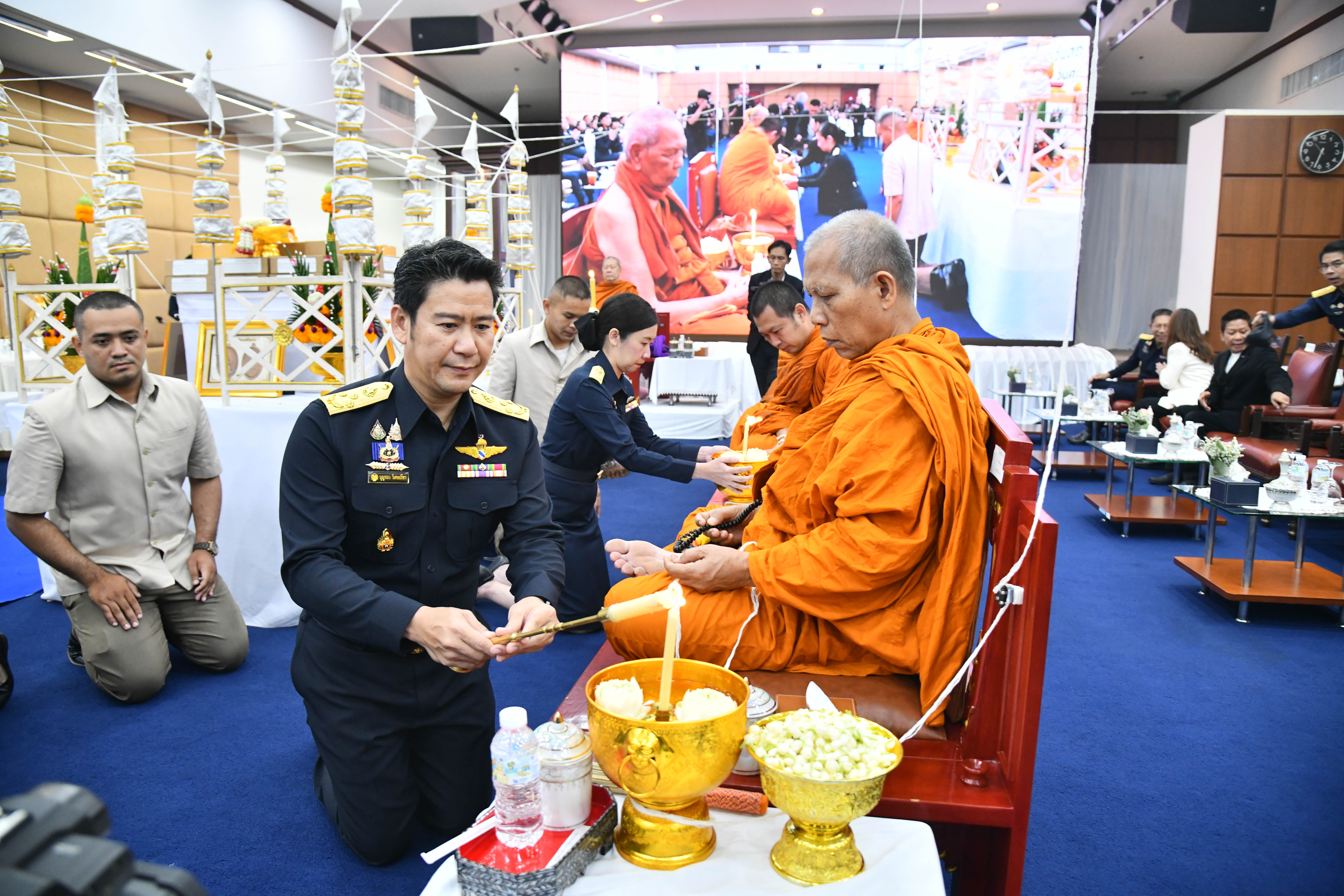 อธิบดีกรมธนารักษ์ พร้อมผู้บริหารกรมธนารักษ์ สักการะสิ่งศักดิ์สิทธิ์ประจำกรมธนารักษ์ เนื่องในโอกาสวันคล้ายวันสถาปนากรมธนารักษ์ ครบ 93 ปี