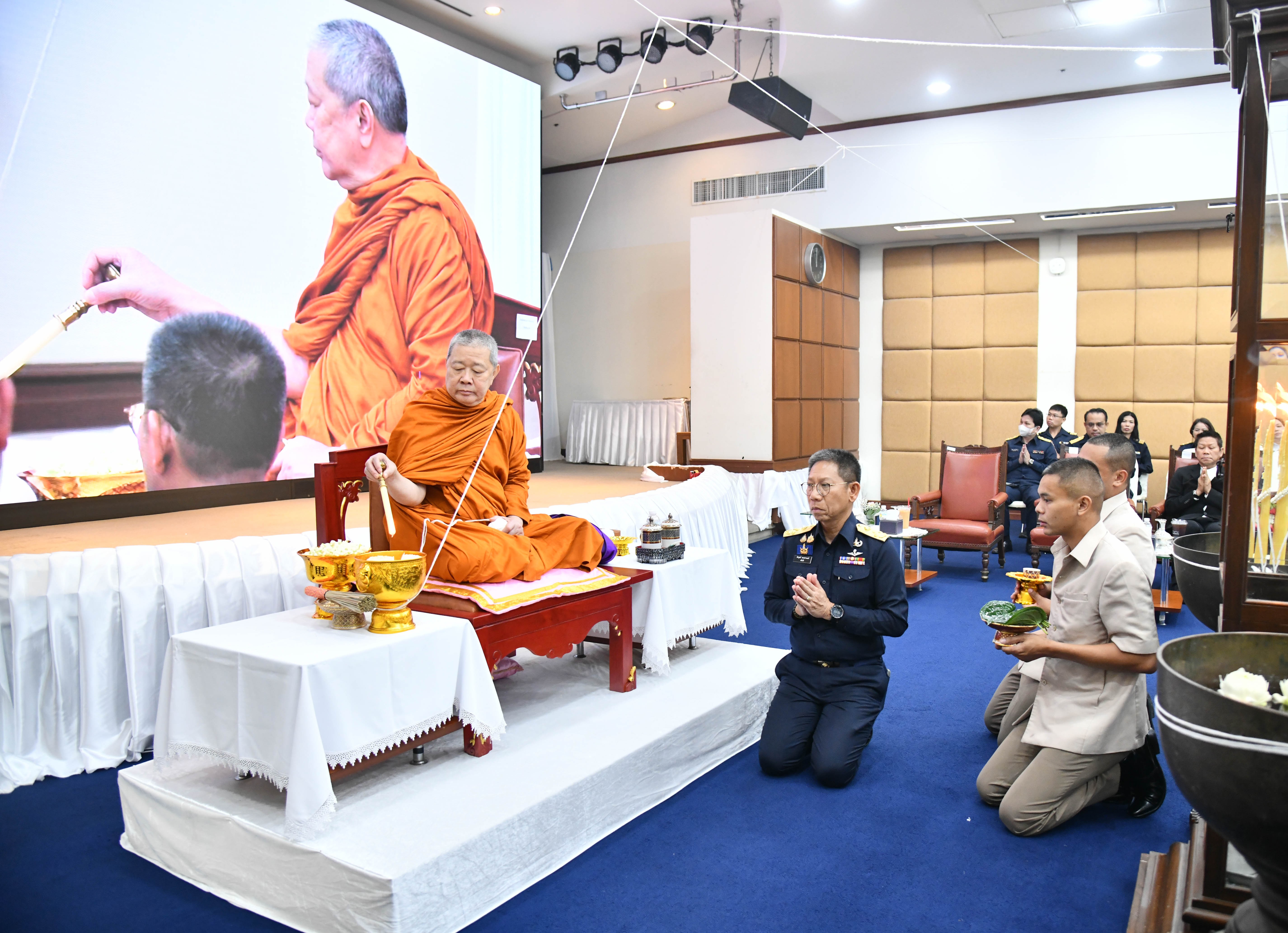 อธิบดีกรมธนารักษ์ พร้อมผู้บริหารกรมธนารักษ์ สักการะสิ่งศักดิ์สิทธิ์ประจำกรมธนารักษ์ เนื่องในโอกาสวันคล้ายวันสถาปนากรมธนารักษ์ ครบ 93 ปี