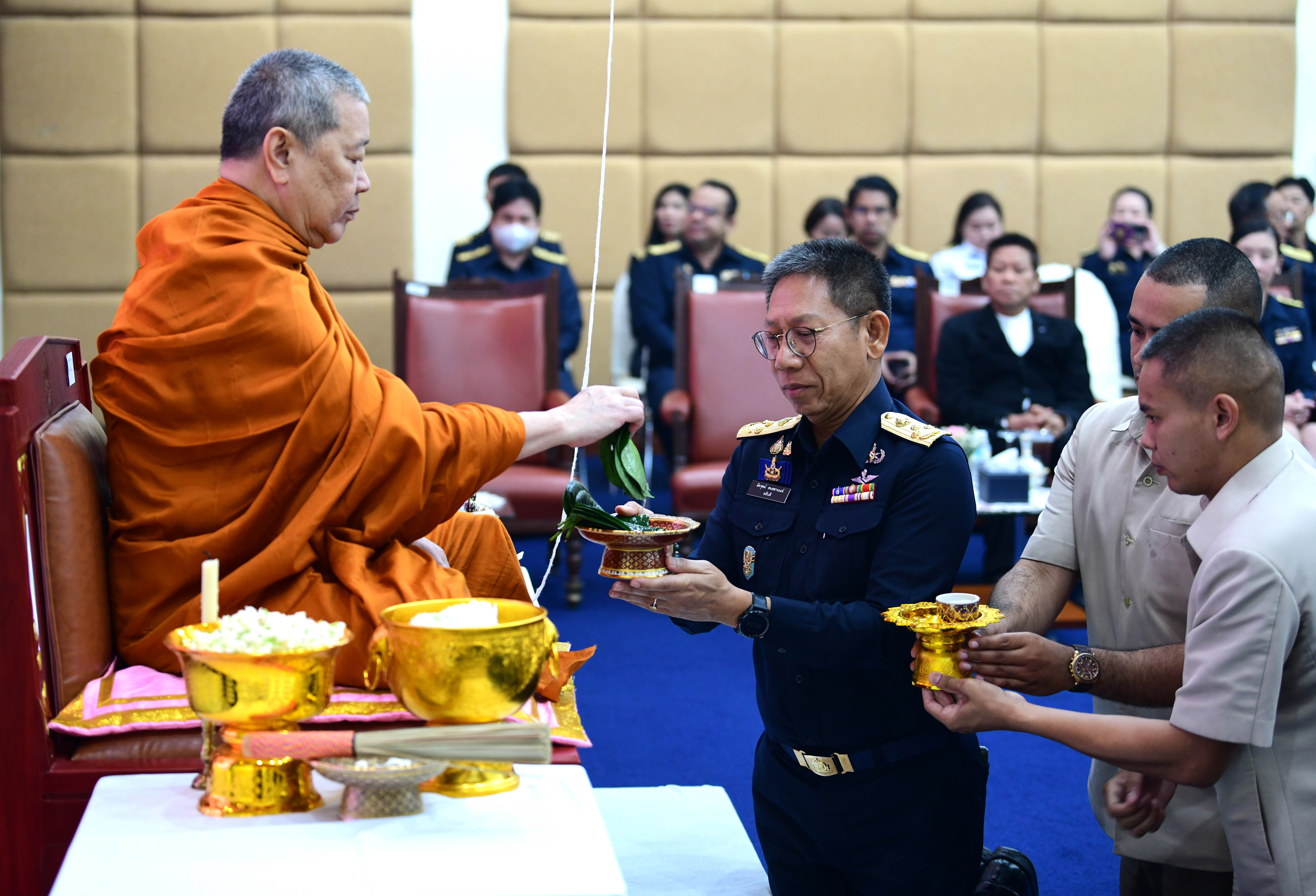 อธิบดีกรมธนารักษ์ พร้อมผู้บริหารกรมธนารักษ์ สักการะสิ่งศักดิ์สิทธิ์ประจำกรมธนารักษ์ เนื่องในโอกาสวันคล้ายวันสถาปนากรมธนารักษ์ ครบ 93 ปี