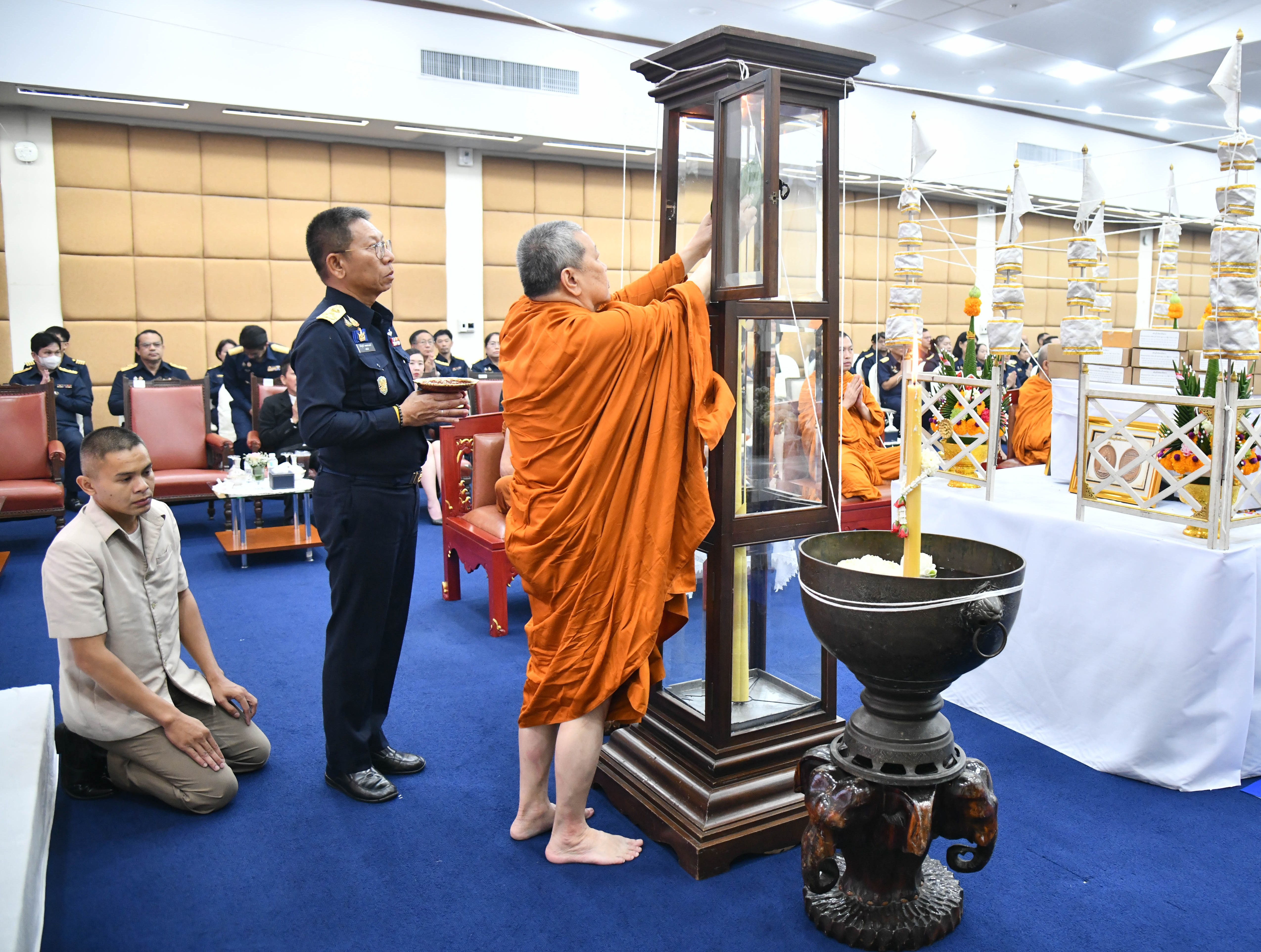 อธิบดีกรมธนารักษ์ พร้อมผู้บริหารกรมธนารักษ์ สักการะสิ่งศักดิ์สิทธิ์ประจำกรมธนารักษ์ เนื่องในโอกาสวันคล้ายวันสถาปนากรมธนารักษ์ ครบ 93 ปี