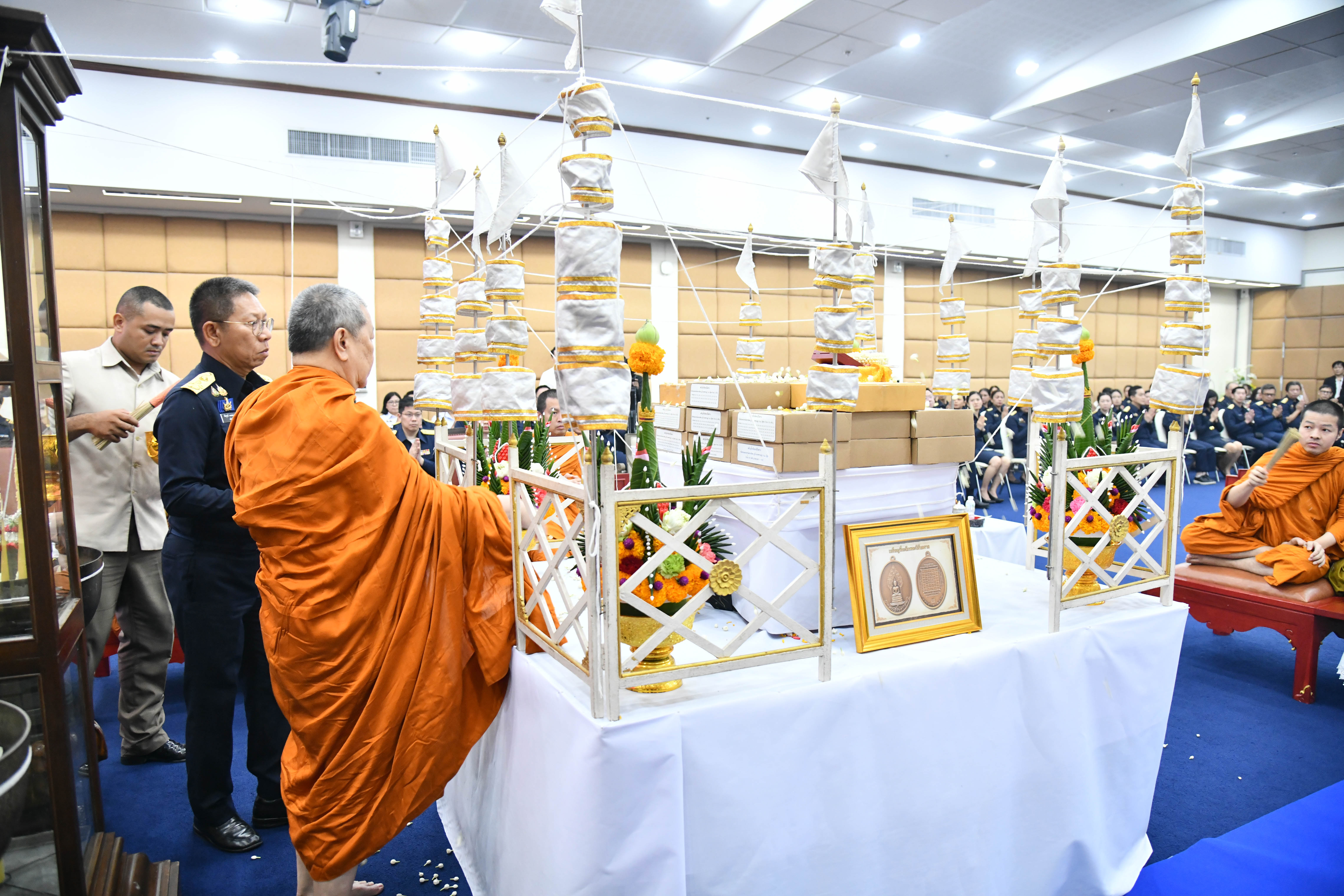 อธิบดีกรมธนารักษ์ พร้อมผู้บริหารกรมธนารักษ์ สักการะสิ่งศักดิ์สิทธิ์ประจำกรมธนารักษ์ เนื่องในโอกาสวันคล้ายวันสถาปนากรมธนารักษ์ ครบ 93 ปี