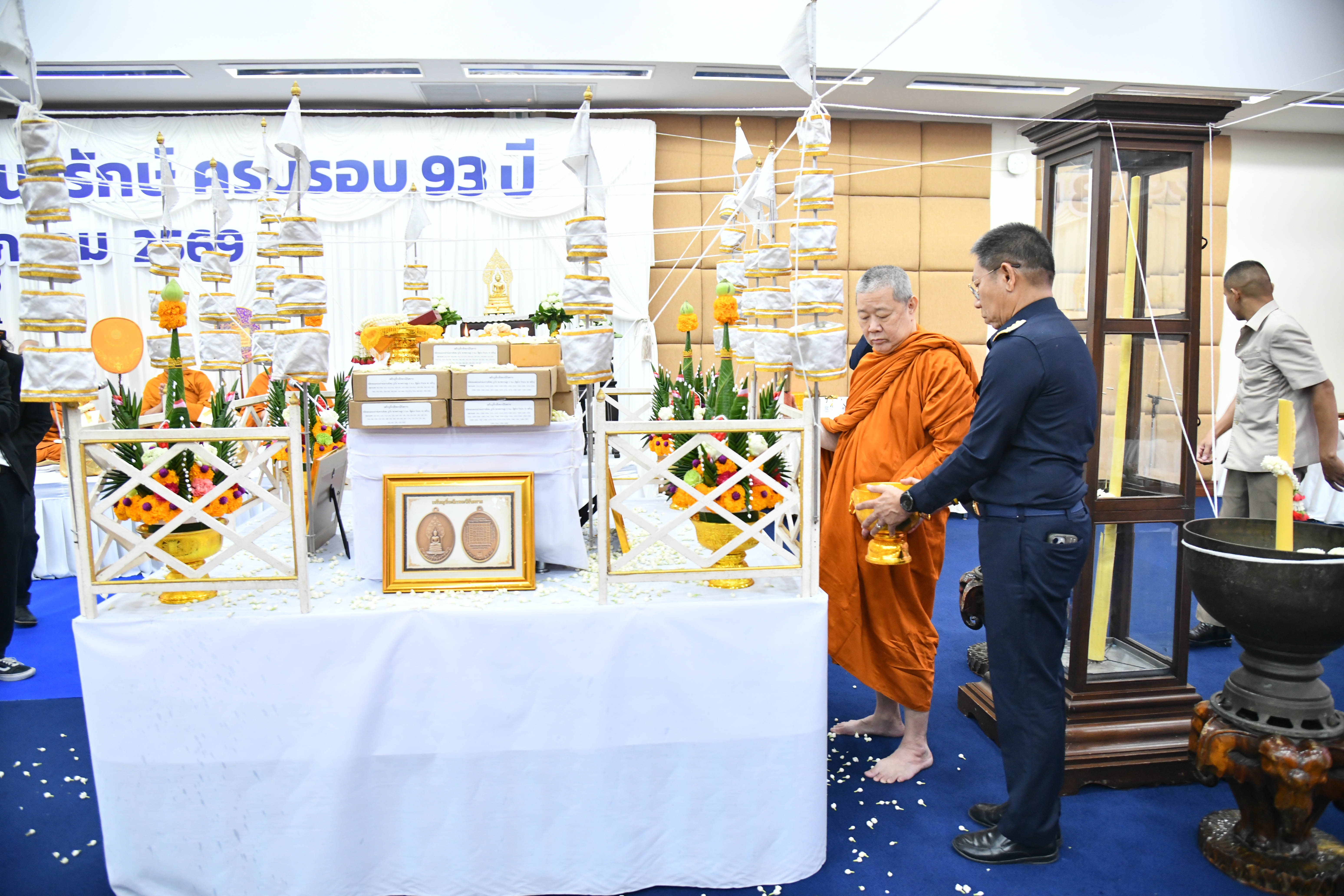 อธิบดีกรมธนารักษ์ พร้อมผู้บริหารกรมธนารักษ์ สักการะสิ่งศักดิ์สิทธิ์ประจำกรมธนารักษ์ เนื่องในโอกาสวันคล้ายวันสถาปนากรมธนารักษ์ ครบ 93 ปี