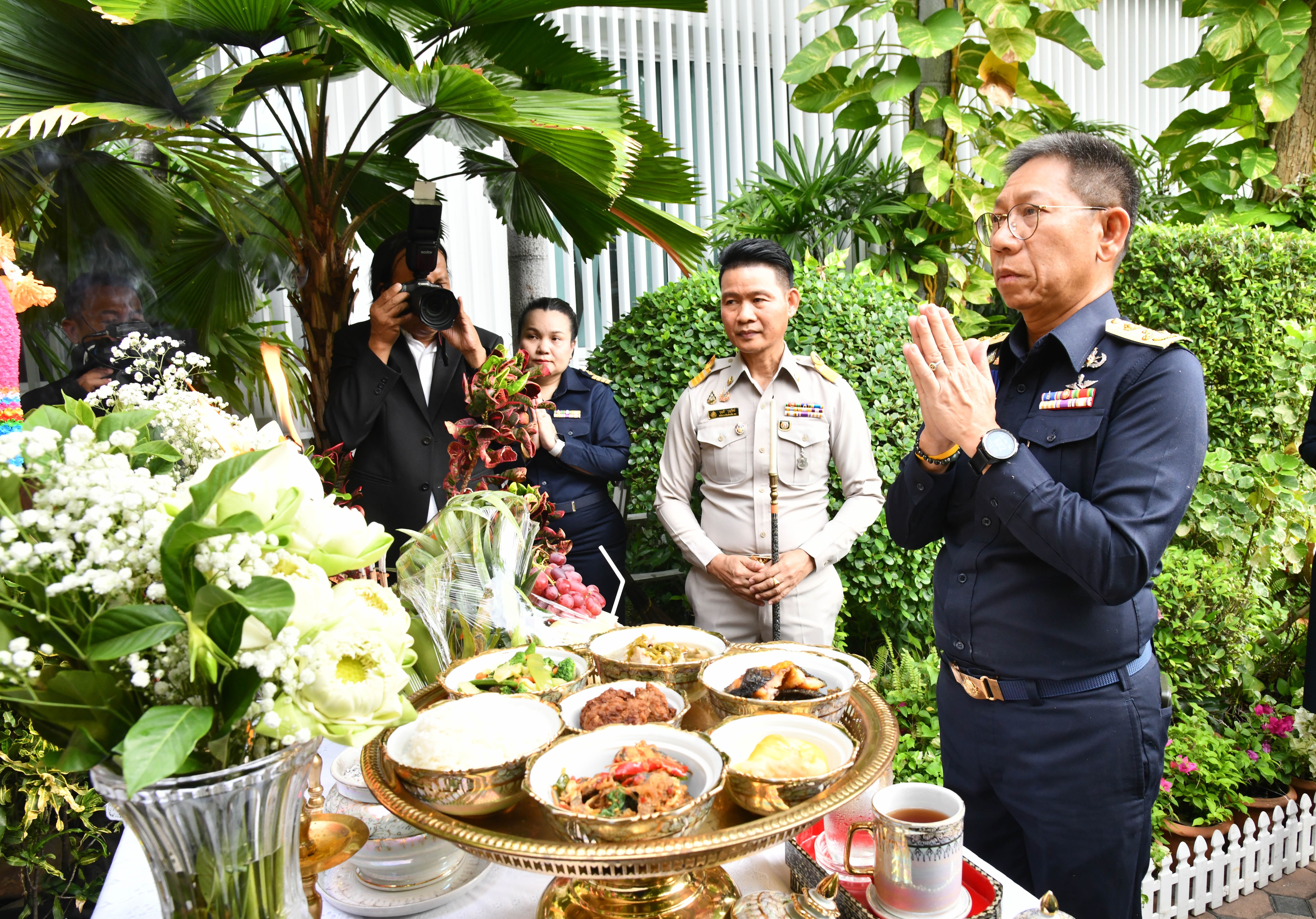 อธิบดีกรมธนารักษ์ พร้อมผู้บริหารกรมธนารักษ์ สักการะสิ่งศักดิ์สิทธิ์ประจำกรมธนารักษ์ เนื่องในโอกาสวันคล้ายวันสถาปนากรมธนารักษ์ ครบ 93 ปี