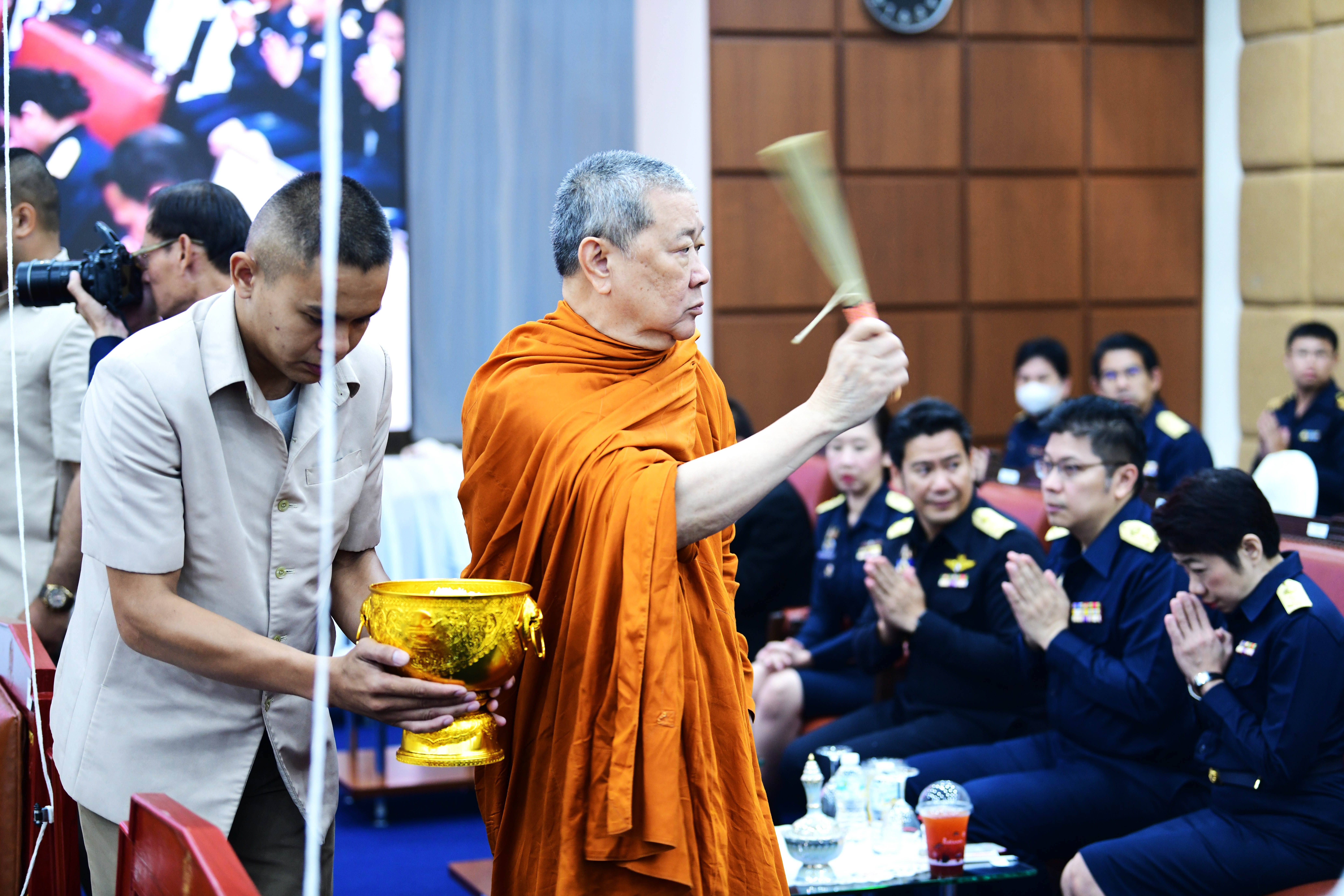 อธิบดีกรมธนารักษ์ พร้อมผู้บริหารกรมธนารักษ์ สักการะสิ่งศักดิ์สิทธิ์ประจำกรมธนารักษ์ เนื่องในโอกาสวันคล้ายวันสถาปนากรมธนารักษ์ ครบ 93 ปี