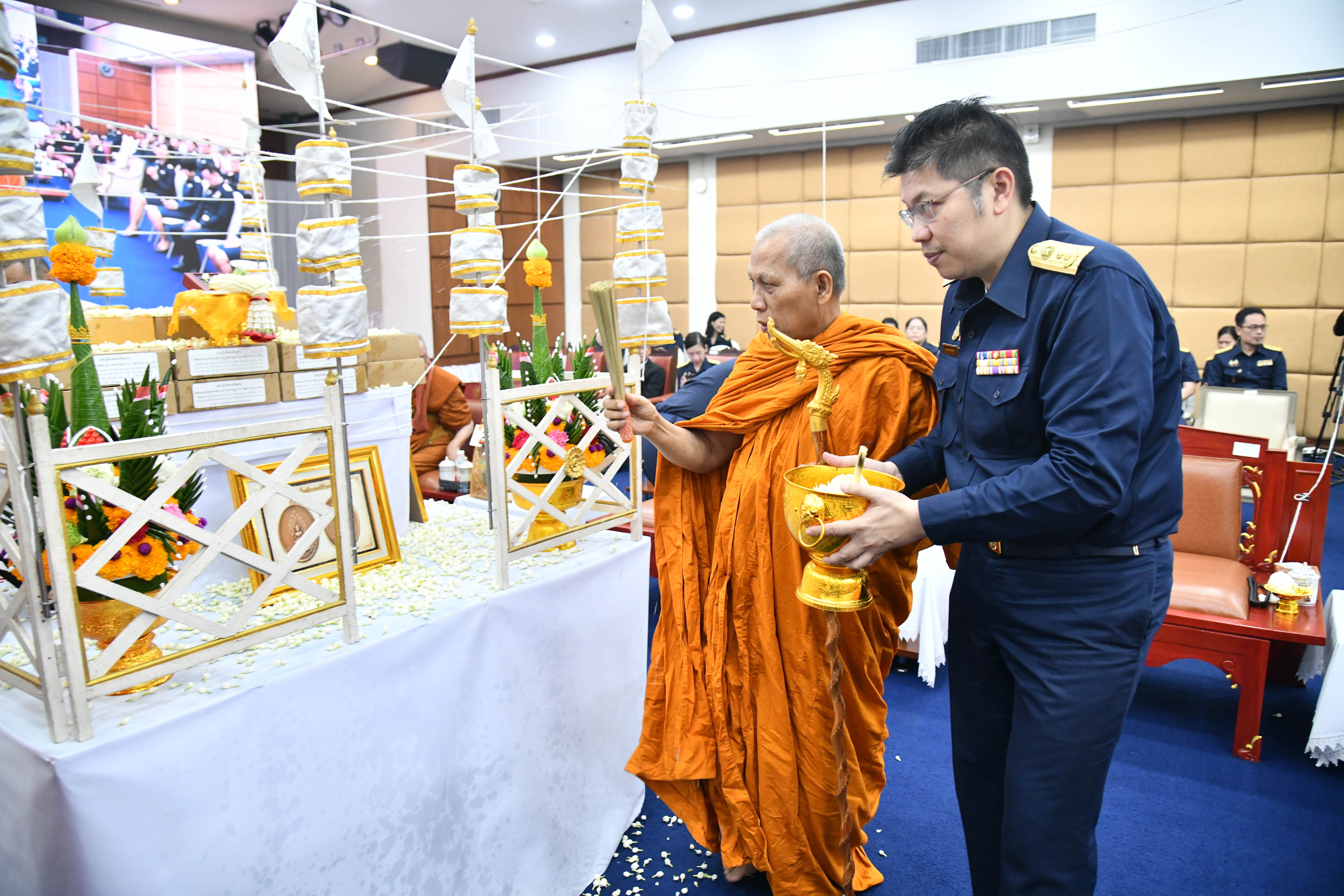อธิบดีกรมธนารักษ์ พร้อมผู้บริหารกรมธนารักษ์ สักการะสิ่งศักดิ์สิทธิ์ประจำกรมธนารักษ์ เนื่องในโอกาสวันคล้ายวันสถาปนากรมธนารักษ์ ครบ 93 ปี