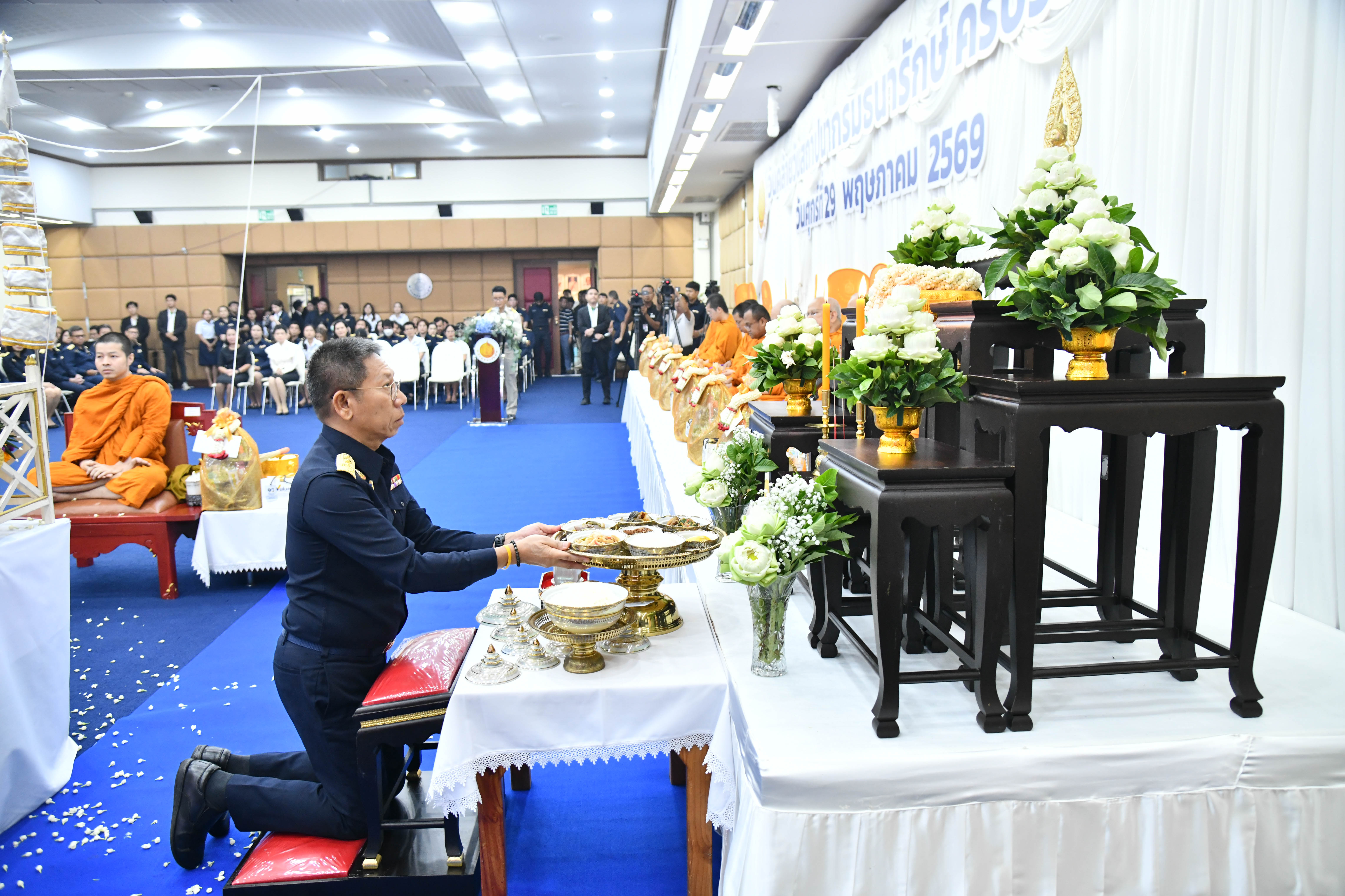 อธิบดีกรมธนารักษ์ พร้อมผู้บริหารกรมธนารักษ์ สักการะสิ่งศักดิ์สิทธิ์ประจำกรมธนารักษ์ เนื่องในโอกาสวันคล้ายวันสถาปนากรมธนารักษ์ ครบ 93 ปี