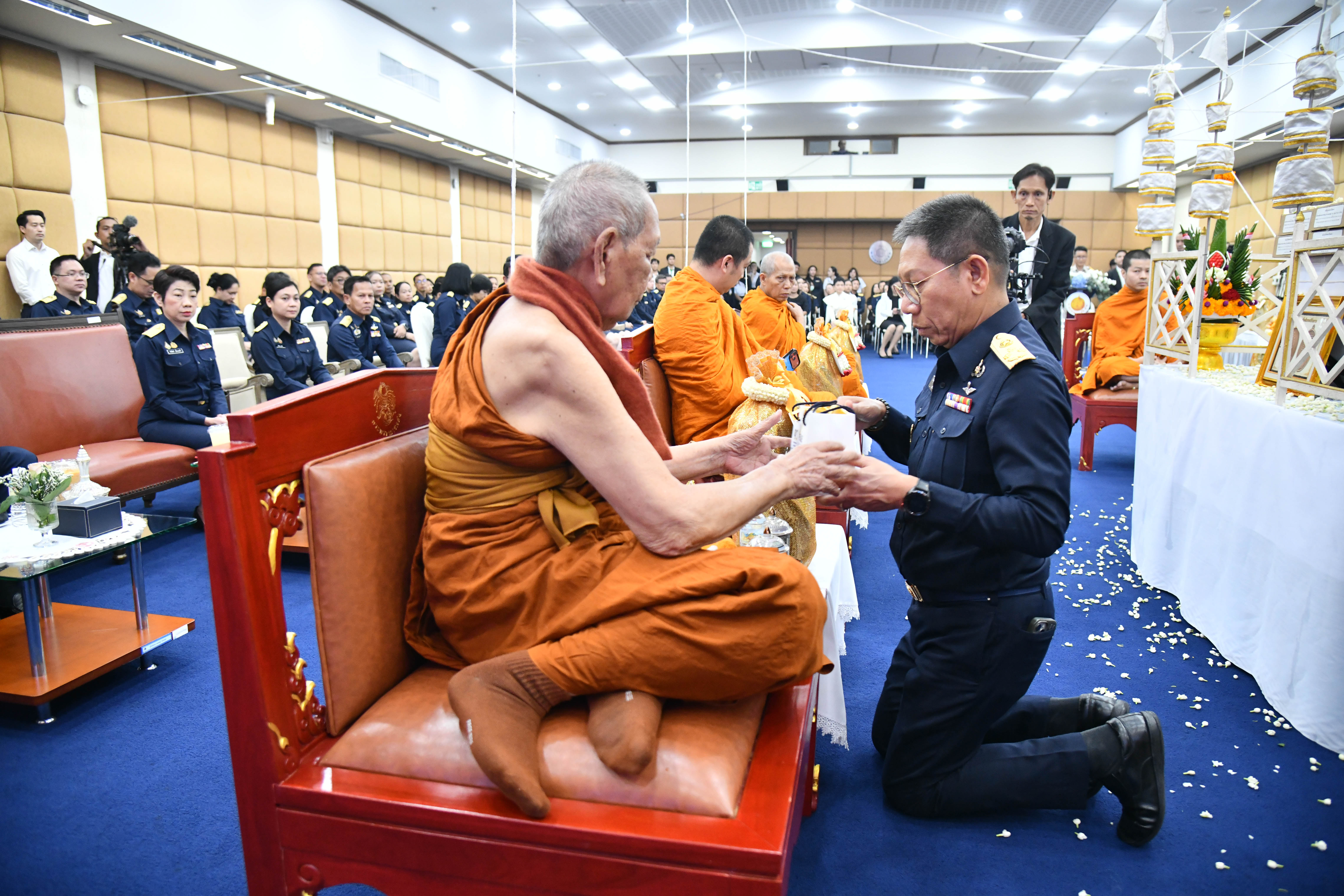 อธิบดีกรมธนารักษ์ พร้อมผู้บริหารกรมธนารักษ์ สักการะสิ่งศักดิ์สิทธิ์ประจำกรมธนารักษ์ เนื่องในโอกาสวันคล้ายวันสถาปนากรมธนารักษ์ ครบ 93 ปี