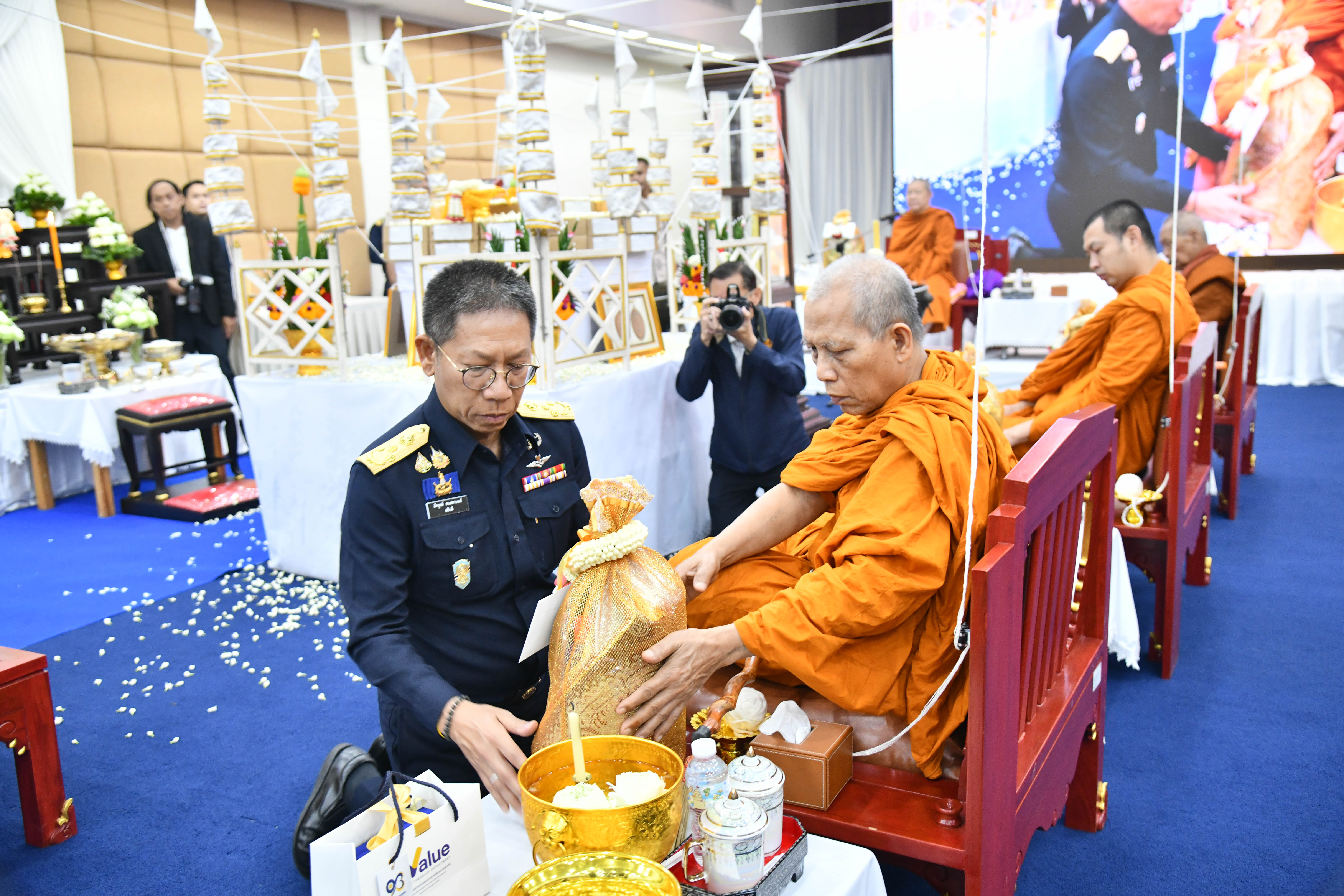 อธิบดีกรมธนารักษ์ พร้อมผู้บริหารกรมธนารักษ์ สักการะสิ่งศักดิ์สิทธิ์ประจำกรมธนารักษ์ เนื่องในโอกาสวันคล้ายวันสถาปนากรมธนารักษ์ ครบ 93 ปี