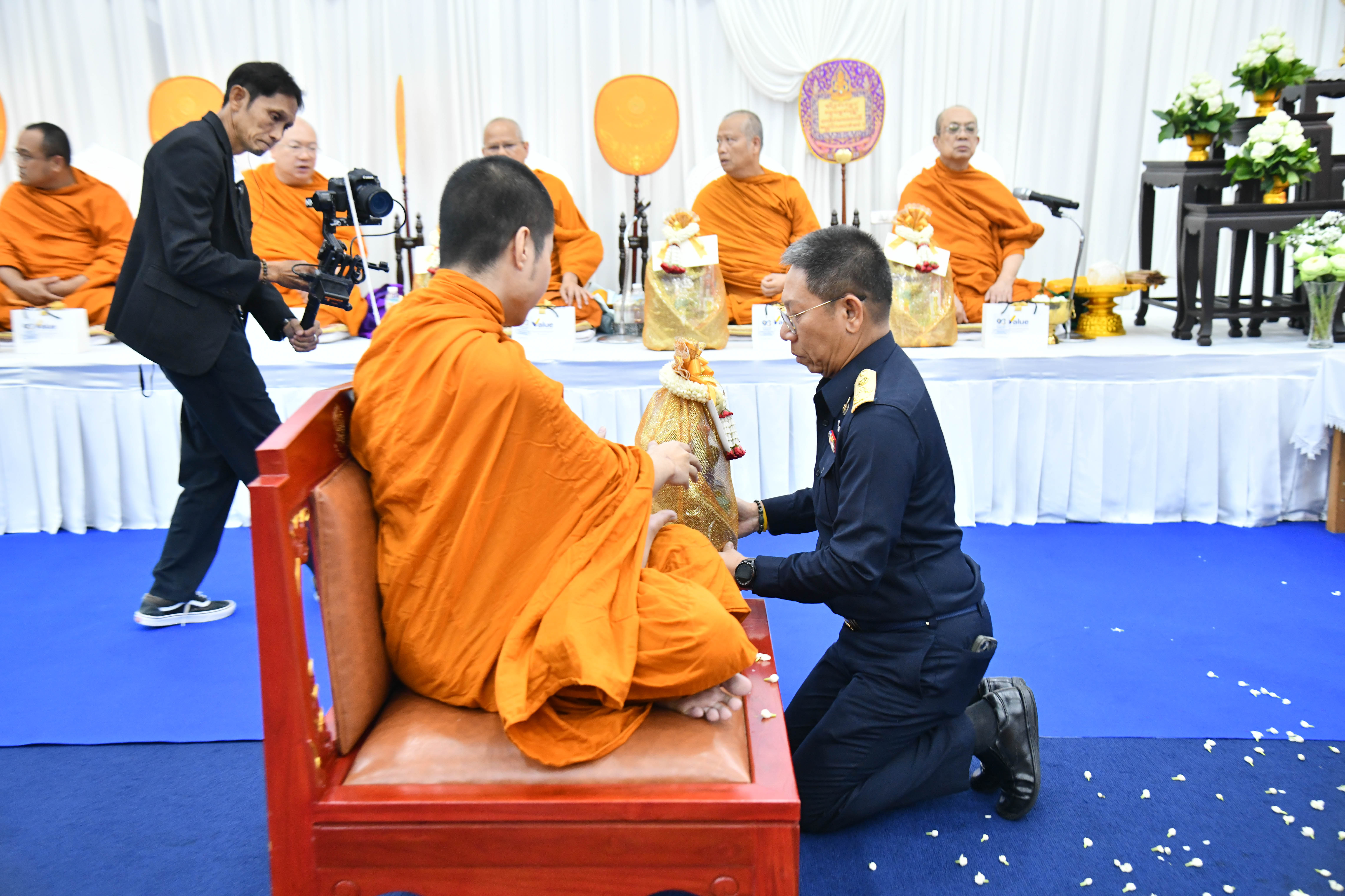 อธิบดีกรมธนารักษ์ พร้อมผู้บริหารกรมธนารักษ์ สักการะสิ่งศักดิ์สิทธิ์ประจำกรมธนารักษ์ เนื่องในโอกาสวันคล้ายวันสถาปนากรมธนารักษ์ ครบ 93 ปี