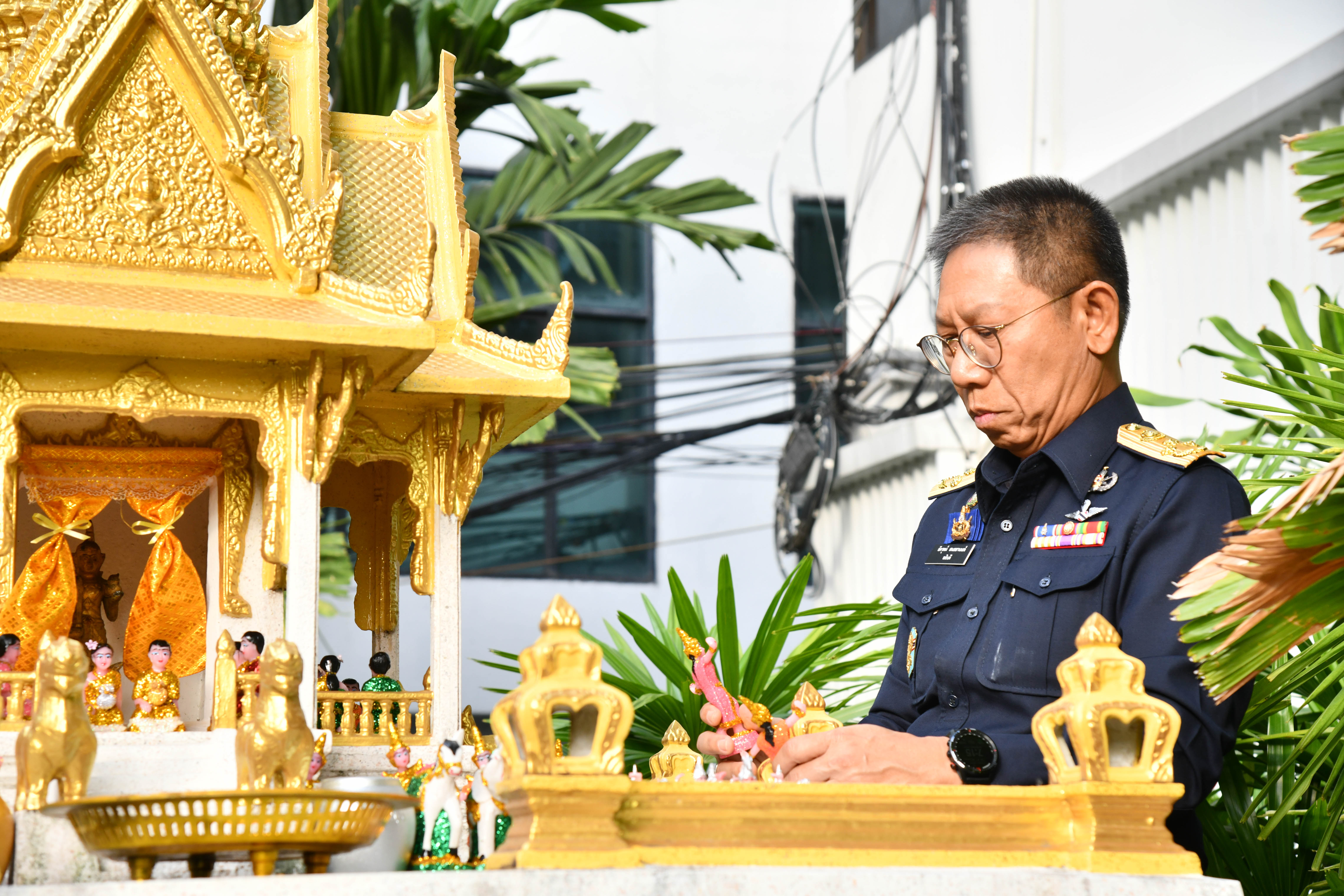 อธิบดีกรมธนารักษ์ พร้อมผู้บริหารกรมธนารักษ์ สักการะสิ่งศักดิ์สิทธิ์ประจำกรมธนารักษ์ เนื่องในโอกาสวันคล้ายวันสถาปนากรมธนารักษ์ ครบ 93 ปี